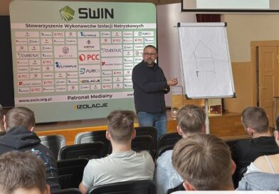 Spotkanie z młodzieżą w Ełku – praktyczne aspekty pracy z materiałami izolacyjnymi.